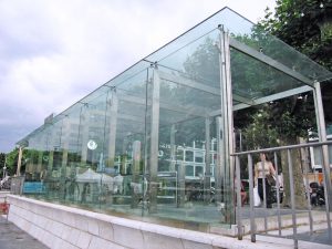 Techumbre exterior de cristal templado y acero inoxidable realizado por Canceles Finos